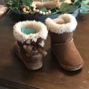 Toddler bow back fur boots